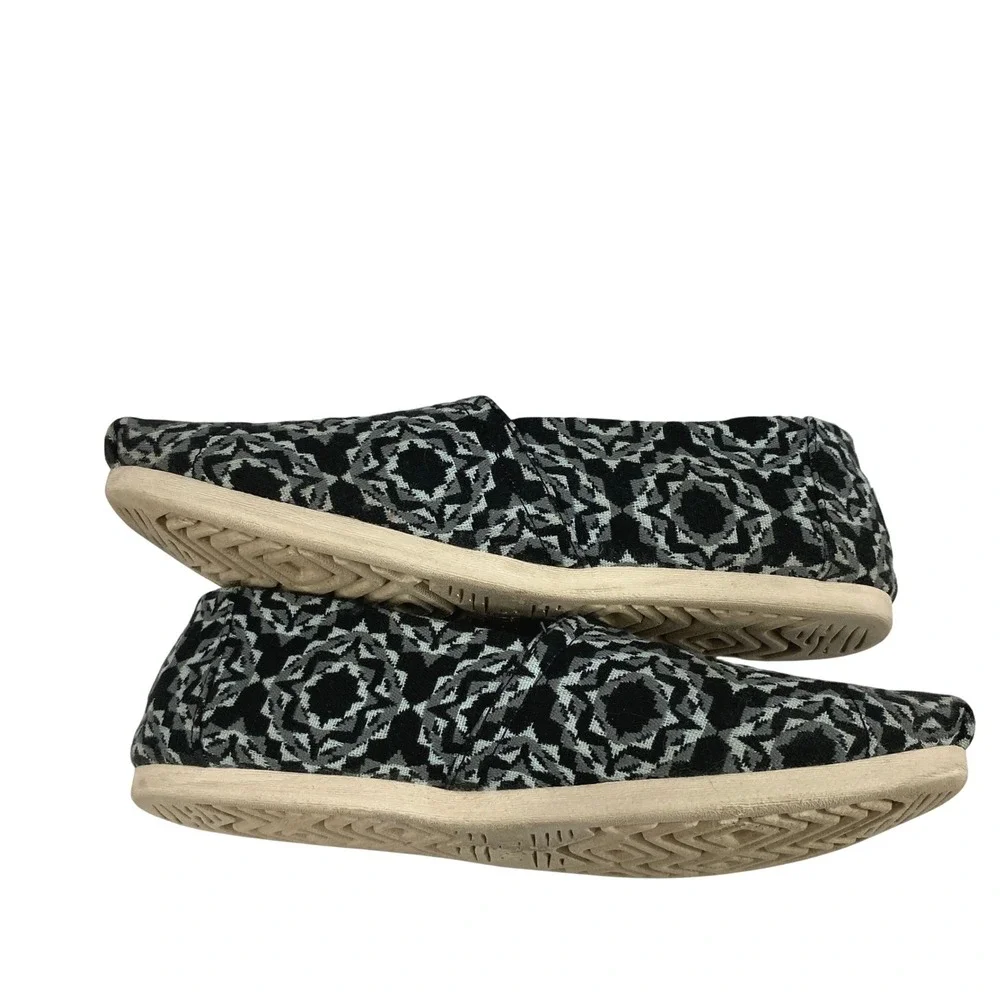 TOMS Slip On‎ Flats Womens Size  9.5 Grey Black Geometric Medallion Tapestry